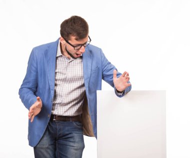 Genç sunu gösterilen, afiş üzerinde işaret eden adam şaşırttı