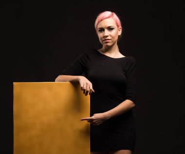 Sunu gösterilen, afiş üzerinde işaret eden kadın genç sevindim