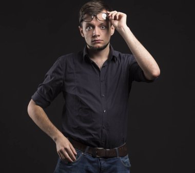 Eller tarafından gösterilen genç şaşırmış adam