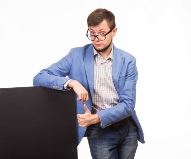 Genç sunu gösterilen, afiş üzerinde işaret eden adam şaşırttı