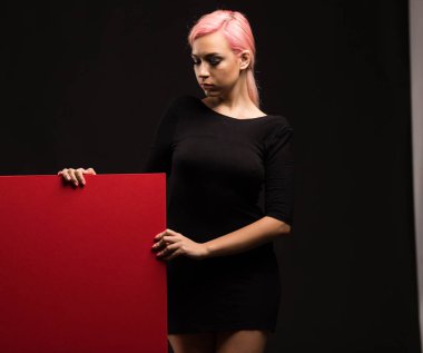 Sunu gösterilen, afiş üzerinde işaret eden genç dalgın kadın