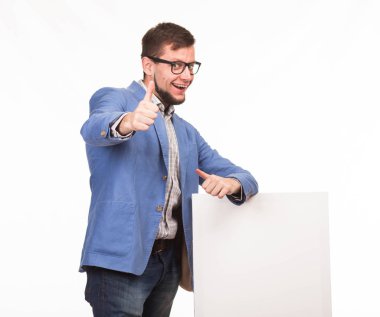 Sunu gösterilen, afiş üzerinde işaret mutlu delikanlı