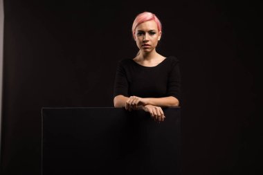 Sunu gösterilen, afiş üzerinde işaret eden genç kendine güvenen kadın