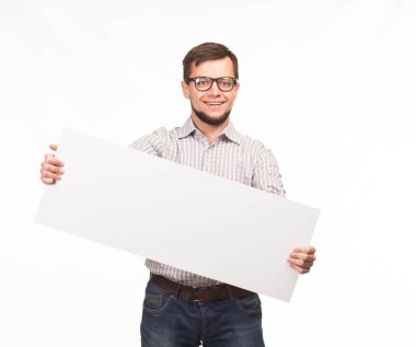 Sunu gösterilen, afiş üzerinde işaret eden adam genç sevindim