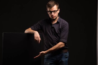 Sunu gösterilen, afiş üzerinde işaret ciddi delikanlı