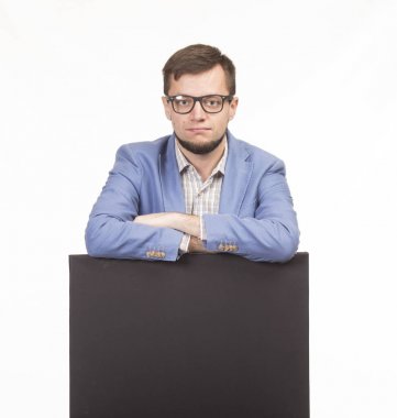 Sunu gösterilen, afiş üzerinde işaret eden adam genç çapraz