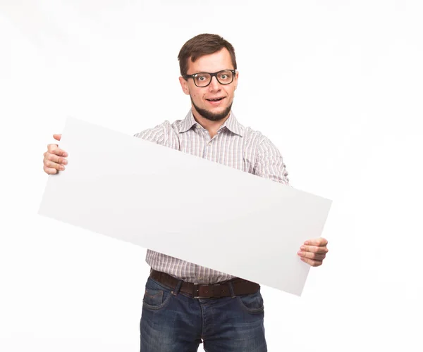 Молодий здивований чоловік показує презентацію, вказуючи на плакат — стокове фото