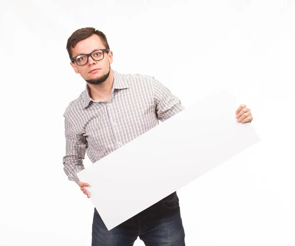 Jovem surpreso homem mostrando apresentação, apontando no cartaz — Fotografia de Stock