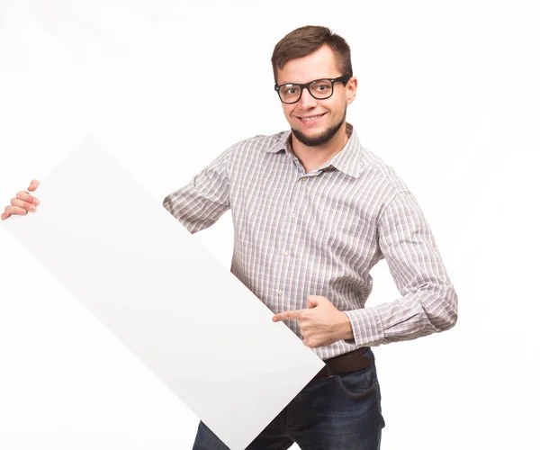 Jovem feliz homem mostrando apresentação, apontando no cartaz — Fotografia de Stock