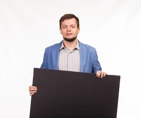 Joven hombre feliz mostrando la presentación, señalando en el cartel —  Fotos de Stock
