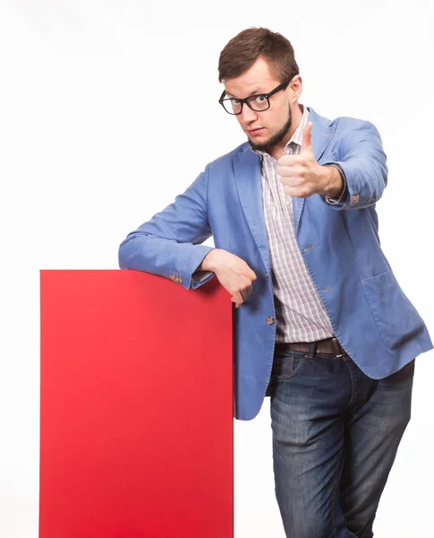 Молодий сексуальний чоловік показує презентацію, вказуючи на плакат — стокове фото