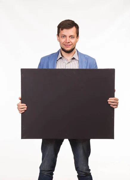 Молодий щасливий чоловік показує презентацію, вказуючи на плакат — стокове фото