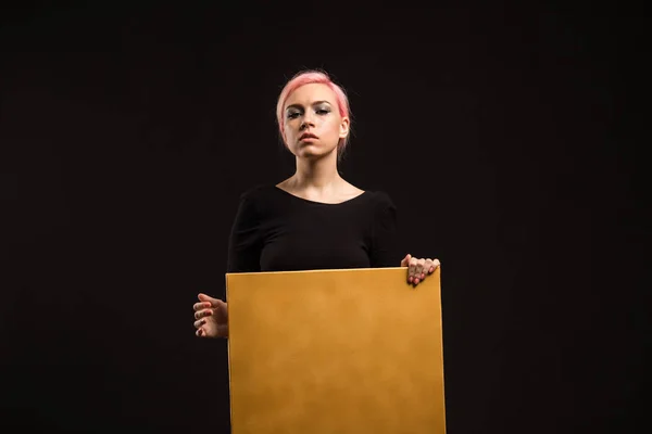 Ung sexet kvinde viser præsentation, peger på plakat - Stock-foto