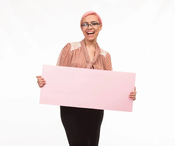 Joven mujer feliz mostrando la presentación, señalando en el cartel — Foto de Stock