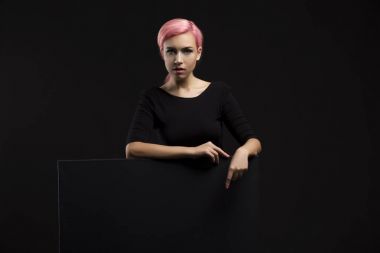 Sunu gösterilen, afiş üzerinde işaret eden genç seksi kadın