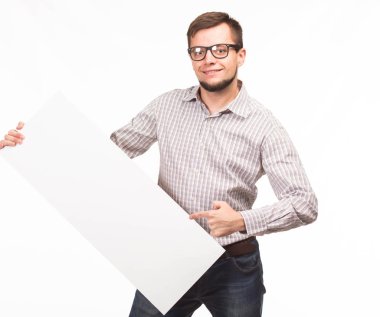 Sunu gösterilen, afiş üzerinde işaret mutlu delikanlı