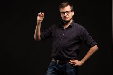 Kızgın delikanlı eller tarafından gösterilen