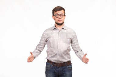 Genç sunu gösterilen, afiş üzerinde işaret eden adam şaşırttı