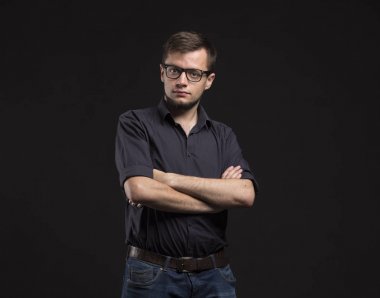 Kendine güvenen delikanlı eller tarafından gösterilen