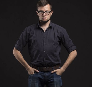 Kendine güvenen delikanlı eller tarafından gösterilen