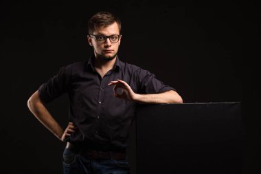 Sunu gösterilen, afiş üzerinde işaret kendine güvenen delikanlı