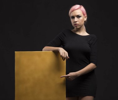 Sunu gösterilen, afiş üzerinde işaret eden genç seksi kadın