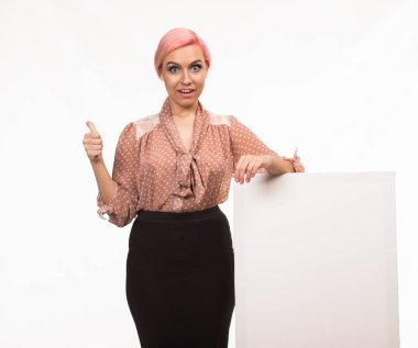 Sunu gösterilen, afiş üzerinde işaret eden kadın genç sevindim