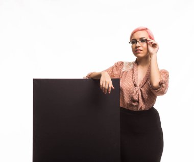 Sunu gösterilen, afiş üzerinde işaret eden kadın genç sevindim