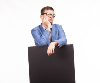 Sunu gösterilen afişini üzerinde işaret düşünceli bir adam