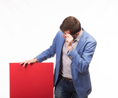 Genç sunu gösterilen, afiş üzerinde işaret eden adam şaşırttı