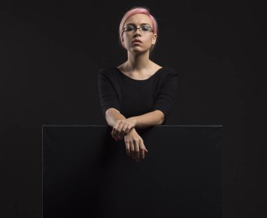 Sunu gösterilen, afiş üzerinde işaret eden genç seksi kadın