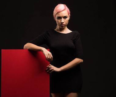 Sunu gösterilen, afiş üzerinde işaret eden genç seksi kadın