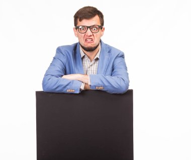 Sunu gösterilen, afiş üzerinde işaret eden adam genç çapraz