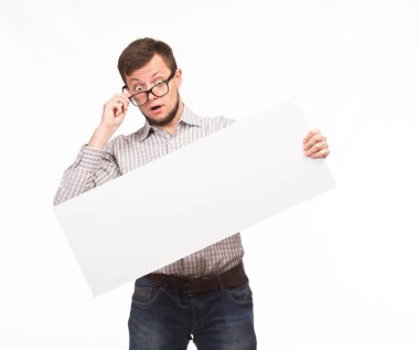 Genç sunu gösterilen, afiş üzerinde işaret eden adam şaşırttı