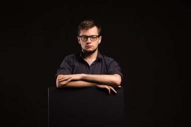 Sunu gösterilen, afiş üzerinde işaret ciddi delikanlı