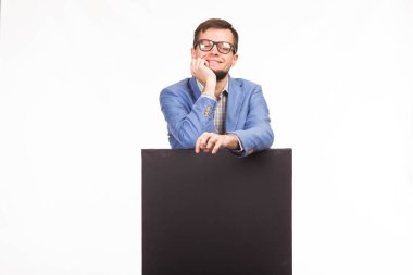 Sunu gösterilen, afiş üzerinde işaret mutlu delikanlı