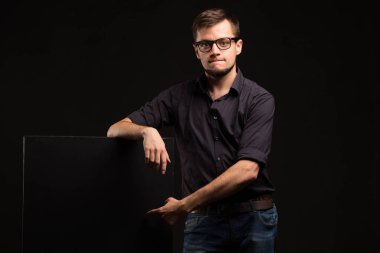 Genç sunum, gösterilen adam afiş üzerinde işaret memnun