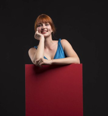 Sunu gösterilen, afiş üzerinde işaret eden kadın genç sevindim