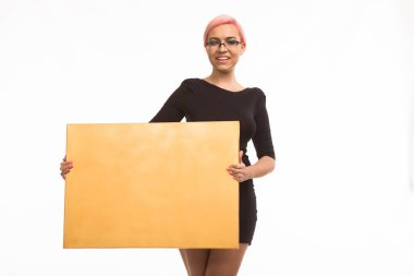 Sunu gösterilen, afiş üzerinde işaret mutlu kadın