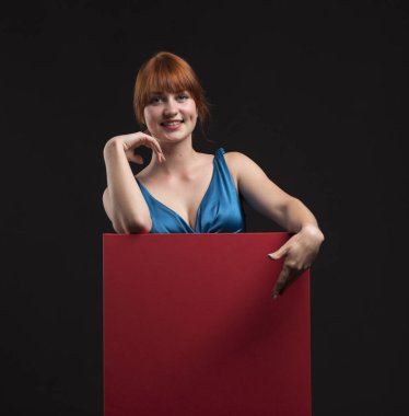 Sunu gösterilen, afiş üzerinde işaret mutlu kadın