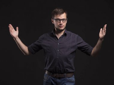 Dalgın delikanlı eller tarafından gösterilen