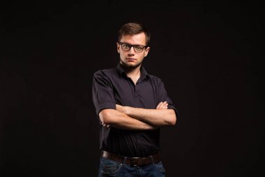 Eller tarafından gösterilen genç ciddi adam