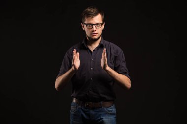 Eller tarafından gösterilen genç ciddi adam