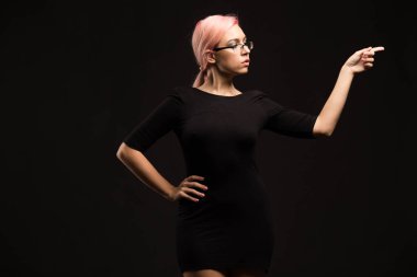 Eller tarafından gösterilen genç seksi kadın