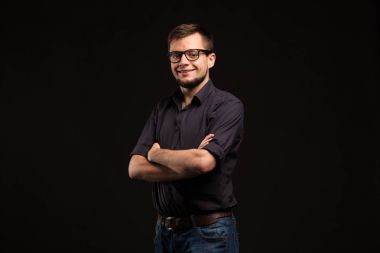 Eller tarafından gösterilen genç memnun adam