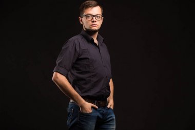 Eller tarafından gösterilen genç ciddi adam