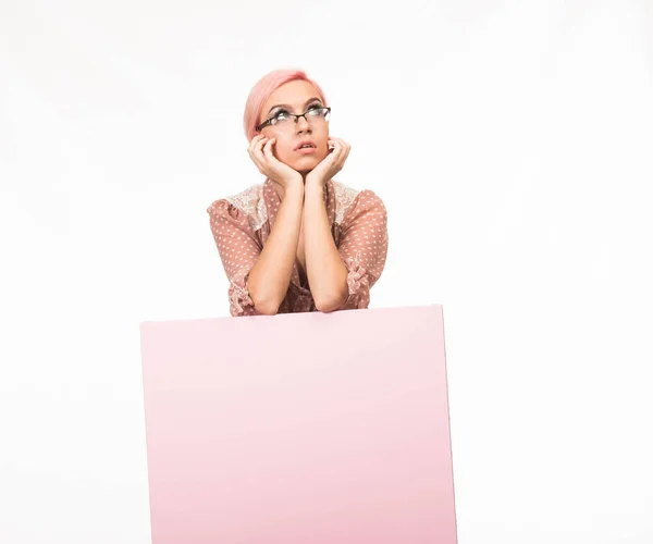 Mulher contemplativa jovem mostrando apresentação, apontando no cartaz — Fotografia de Stock