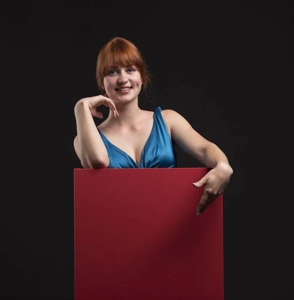 Joven mujer feliz mostrando la presentación, señalando en el cartel —  Fotos de Stock