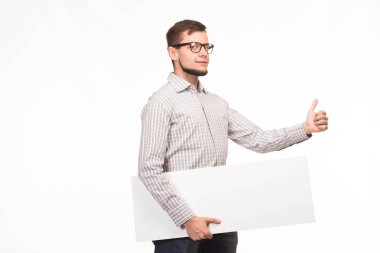 Sunu gösterilen, afiş üzerinde işaret eden genç seksi adam