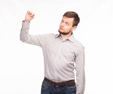 Genç sunu gösterilen, afiş üzerinde işaret eden adam şaşırttı